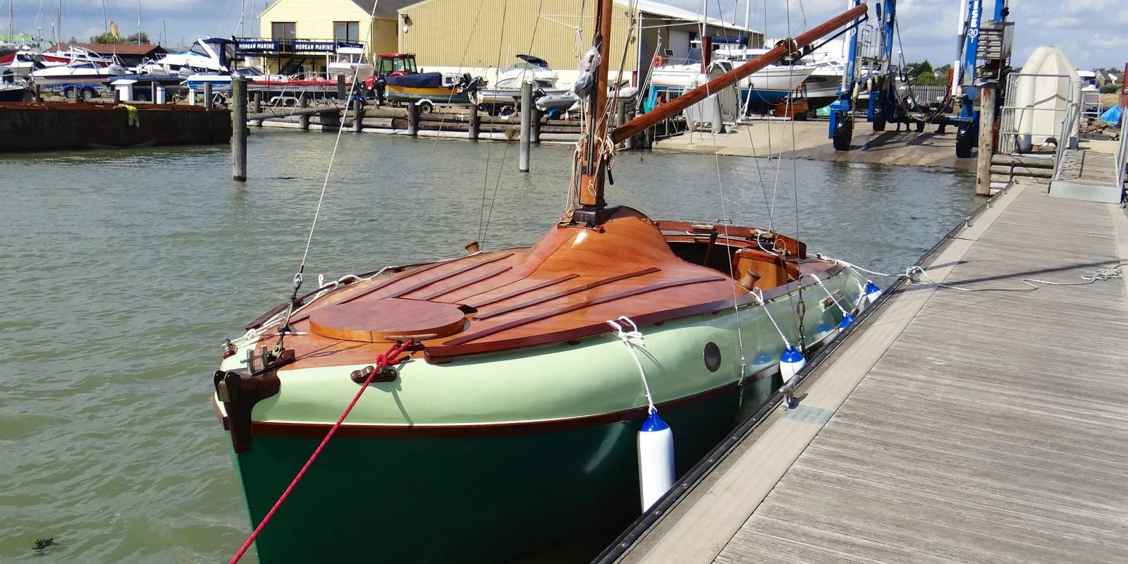 A long and varnished foredeck too!