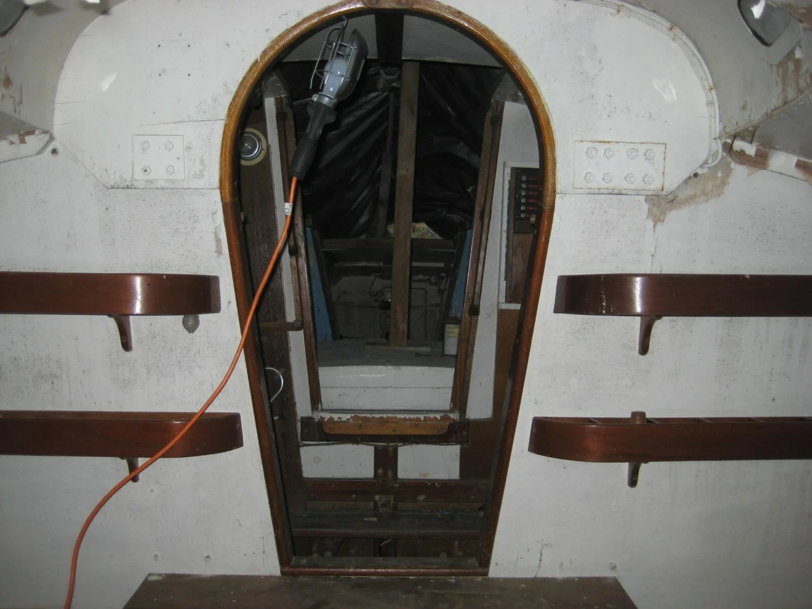 A77 2012 Blue Goose 462-Forwardcabinlookingaft