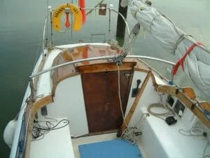 Detail of the blister on the stern deck. Note the removable stainless main horse.