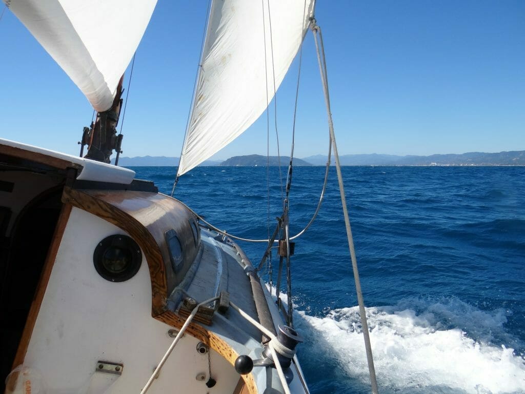 Sailing pas Viareggio and carrara
