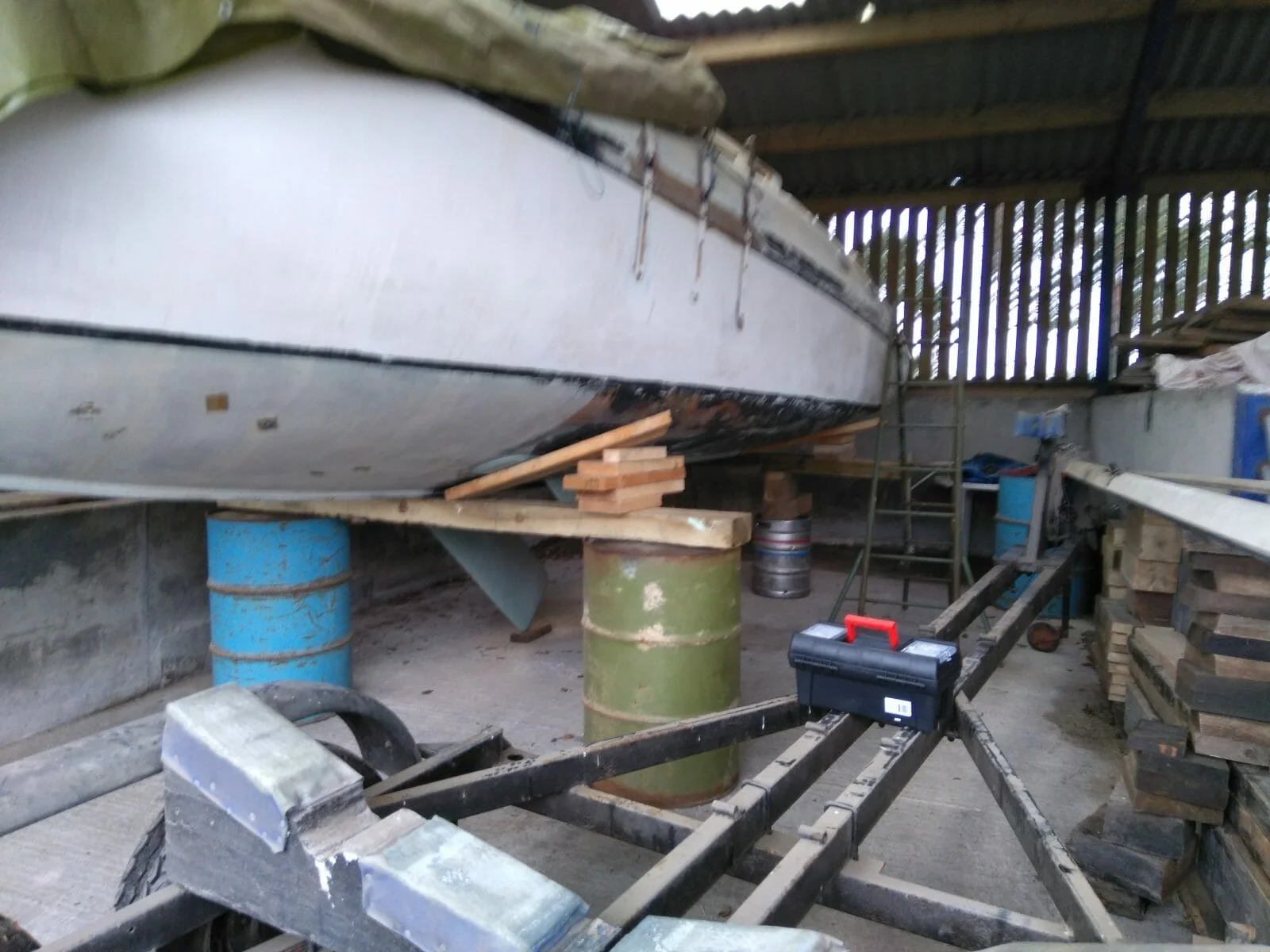 Raising A86 off her trailer after repositioning in the barn