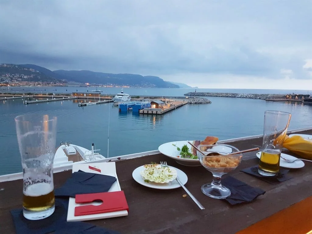 We were allowed to stay. In the yacht club building we discovered this excellent rooftop bar where we dined one expensive beer and free nibbles. Oh, and the view.