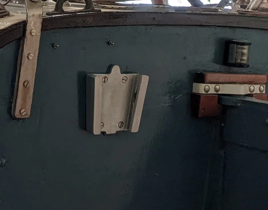Fixed flush slide fitting
