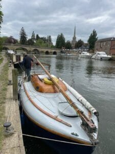 A102 arrives at Benson on the River Thames