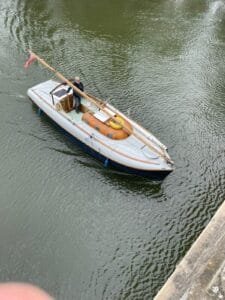 A102 arrives at Benson on the River Thames