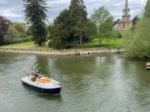 A102 arrives at Benson on the River Thames